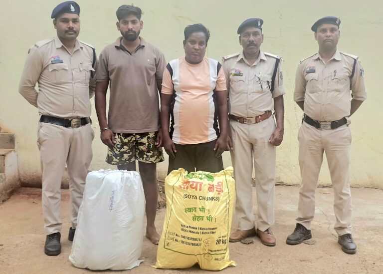 मंदिर के पीछे 22 किलो गांजा…झाडू के बहाने तस्करी करते आरोपी गिरफ्तार..एसएसपी ने कहा..सौदागरों की जब्त होगी सम्पत्ति