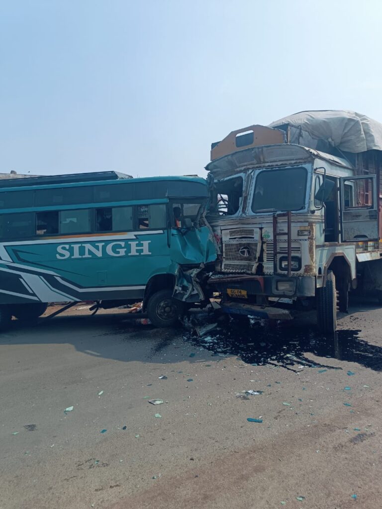 पथरिया मोड़ पर बड़ा हादसा…ट्रक और बस में आमने सामने की टक्कर…बीस से अधिक यात्री घायल..कई बिलासपुर रिफर