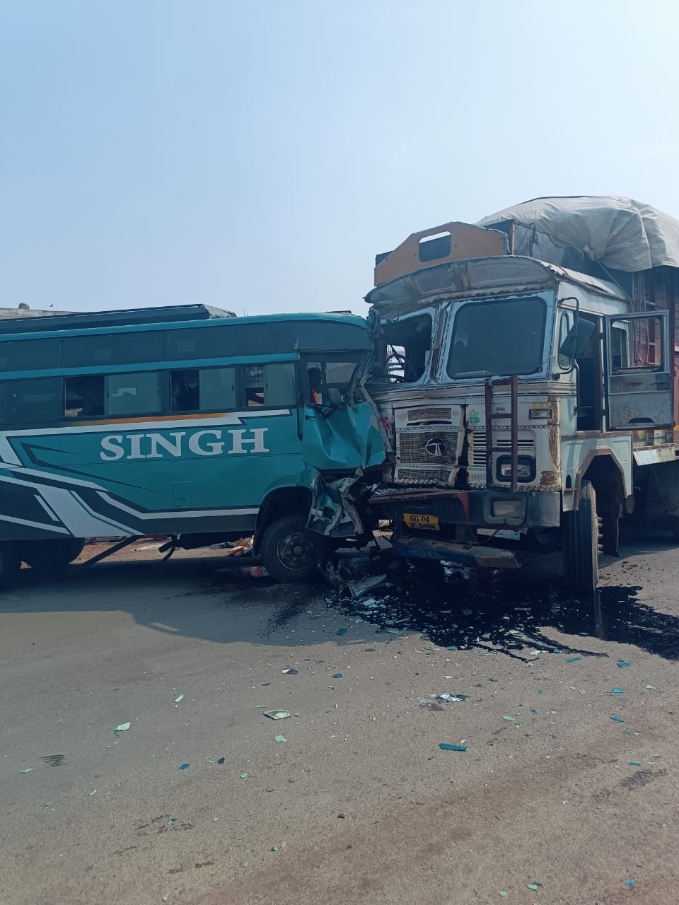पथरिया मोड़ पर बड़ा हादसा…ट्रक और बस में आमने सामने की टक्कर…बीस से अधिक यात्री घायल..कई बिलासपुर रिफर