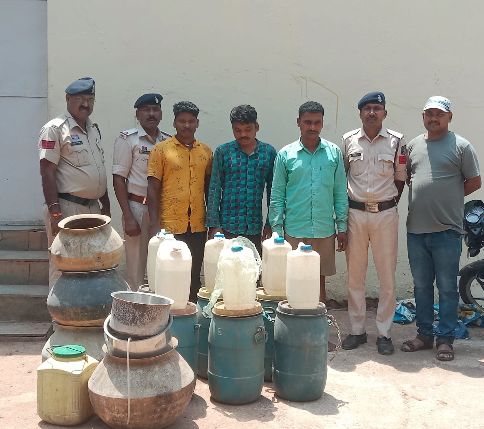 लीलागर नदी किनारे जंगल में सैकड़ों लीटर शराब जब्त…पुलिस की रेड कार्रवाई में 5 आरोपी गिरफ्तार..न्यायिक रिमाण्ड में जेल