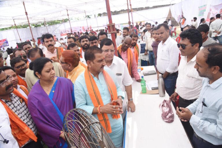 सुशासन तिहारः विष्णुदेव ने छत की समस्या का किया समाधान…बोले केन्द्रीय मंत्री तोखन..मुख्यमंत्री घर-घर पहुंच ,बांट रहे जनता का दर्द