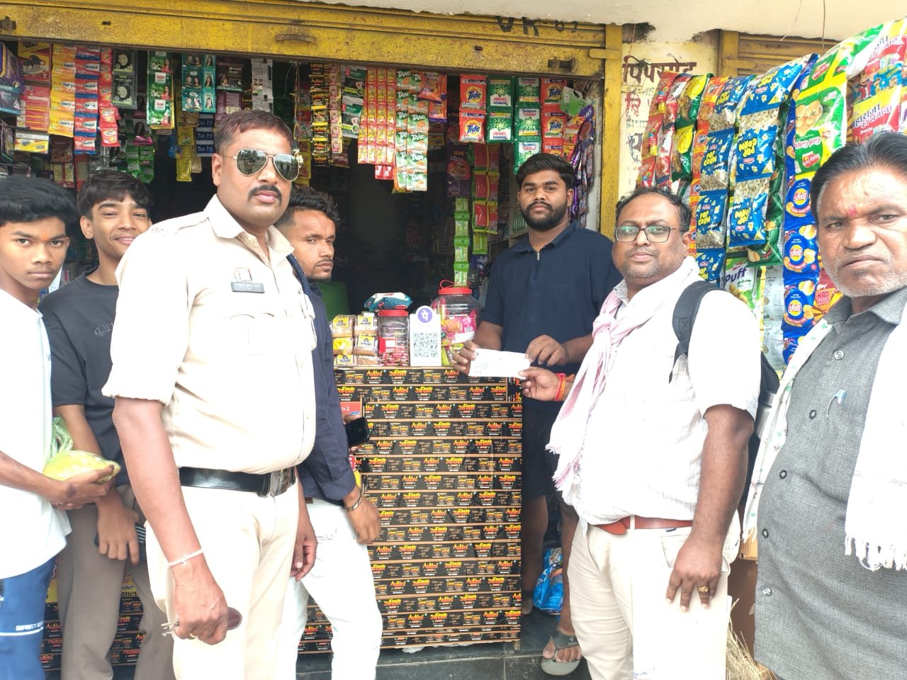 आदेश मिलते ही….संयुक्त टीम ने मारा छापा..ठोंका जुर्माना…CHMO ने कहा…100 गज के दायरे में नहीं दिखाना चाहिए.. आदेश मिलते ही….संयुक्त टीम ने मारा छापा..ठोंका जुर्माना…CHMO ने कहा…100 गज के दायरे में नहीं दिखाना चाहिए..