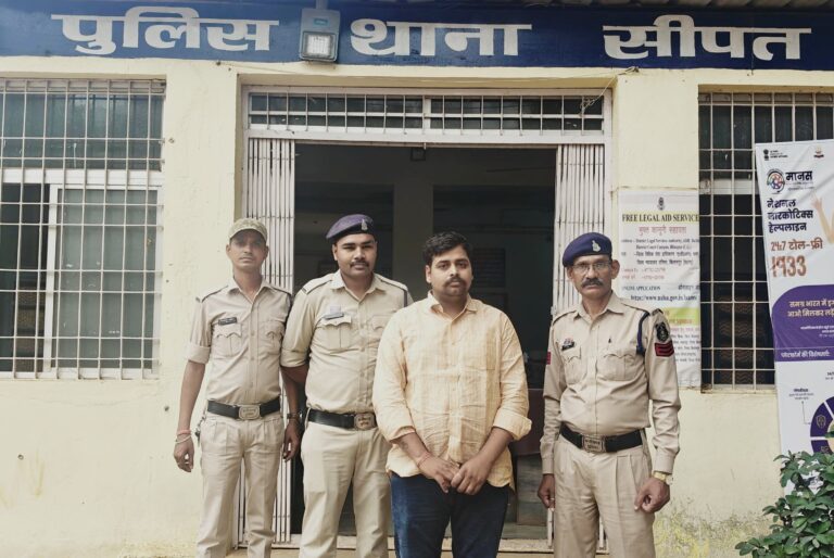अमानत में खयानत…कैशियर 6 लाख रूपये लेकर फरार..पुलिस ने उत्तरप्रदेश में मारा छापा…आरोपी को घर से किया गिरफ्तार