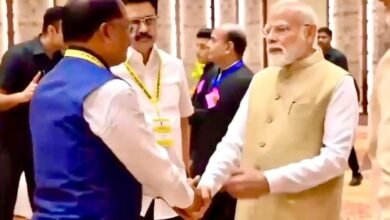 जब प्रधानमंत्री नरेंद्र मोदी ने मुख्यमंत्री साय का थामा हाथ और कहा – छत्तीसगढ़ की बात अभी बाकी है