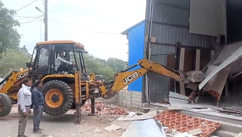 Bilaspur: 5 अवैध निर्माण ध्वस्त,ज्वाली नाला पुल के पास बिना अनुमति हो रहा था निर्माण