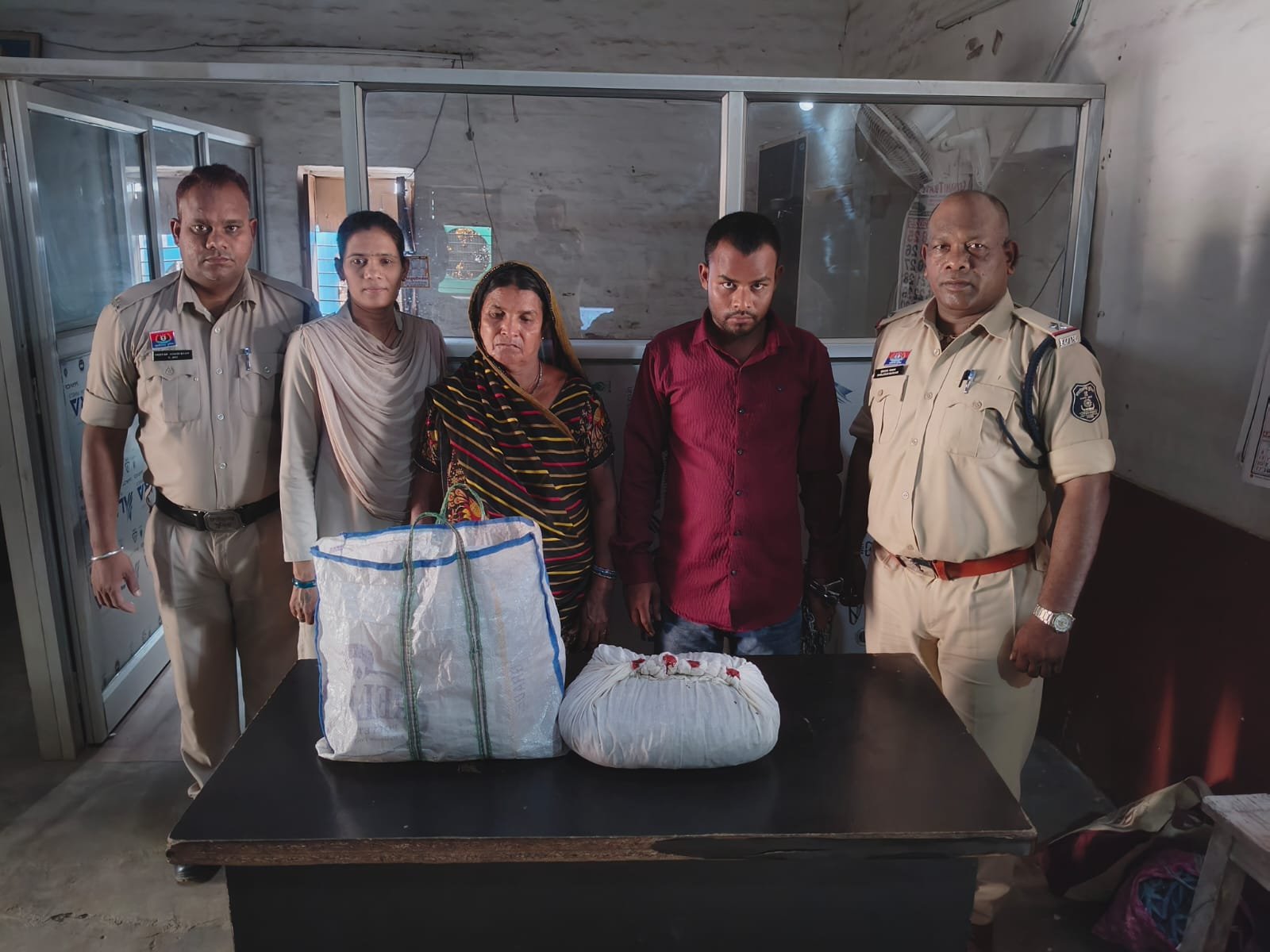 गांजा की खेप के साथ मां बेटा गिरफ्तार…पुलिस कार्रवाई में यहां से मिले बोनस में जुआरी…सभी के खिलाफ गंभीर अपराध दर्ज गांजा की खेप के साथ मां बेटा गिरफ्तार…पुलिस कार्रवाई में यहां से मिले बोनस में जुआरी…सभी के खिलाफ गंभीर अपराध दर्ज