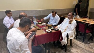 मुख्यमंत्री विष्णुदेव साय ने सिमगा के आनंद ढाबा में किया भोजन, स्थानीय लोगों से की आत्मीय बातचीत