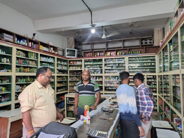मेडिकल टीम ने तखतपुर में मारा छापा…निरीक्षण के दौरान मेडिकल दुकान संचालक को थमाया नोटिस..कहा तीन दिन में करें काम