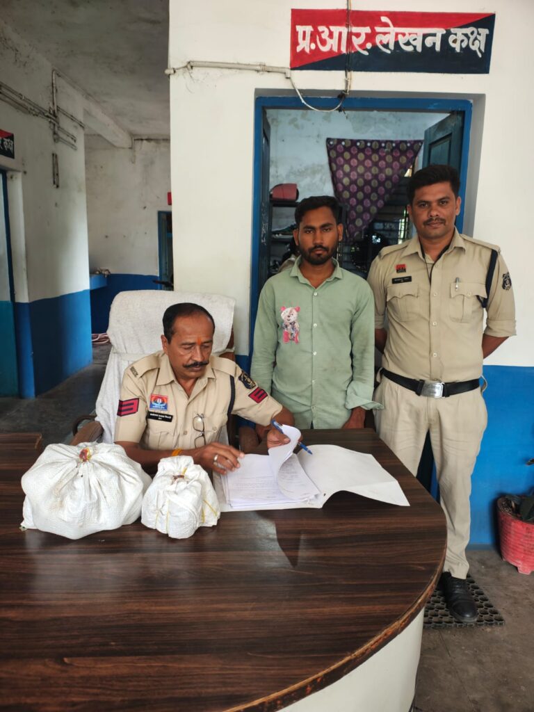 रात्रि में शराब परिवहन करते पकड़ाया आरोपी…शराब और एक्टिवा बरामद…पुलिस ने पाकेटमार को भी किया गिरफ्तार