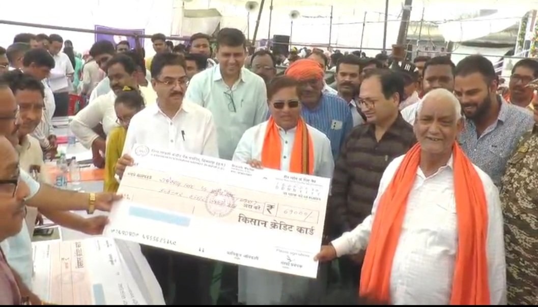 नहीं उतरा सीएम का उड़न खटोला…फिर भी ओखर को लाखों की सौगात…जनप्रतिनिधियों ने बताया..मुख्यमंत्री भी हुए मायूस नहीं उतरा सीएम का उड़न खटोला…फिर भी ओखर को लाखों की सौगात…जनप्रतिनिधियों ने बताया..मुख्यमंत्री भी हुए मायूस