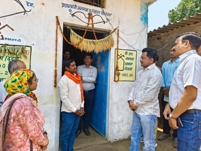 CG News : प्रमुख सचिव सोनमणि बोरा ने पीएम जनमन आवासों का किया निरीक्षण, आवश्यक सुधार कार्यों के दिए निर्देश
