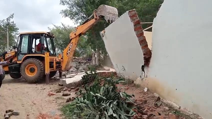 Bilaspur News: घुरू में शासकीय जमीन पर किए थे कब्जा,निगम ने 33 अवैध मकानों को हटाया