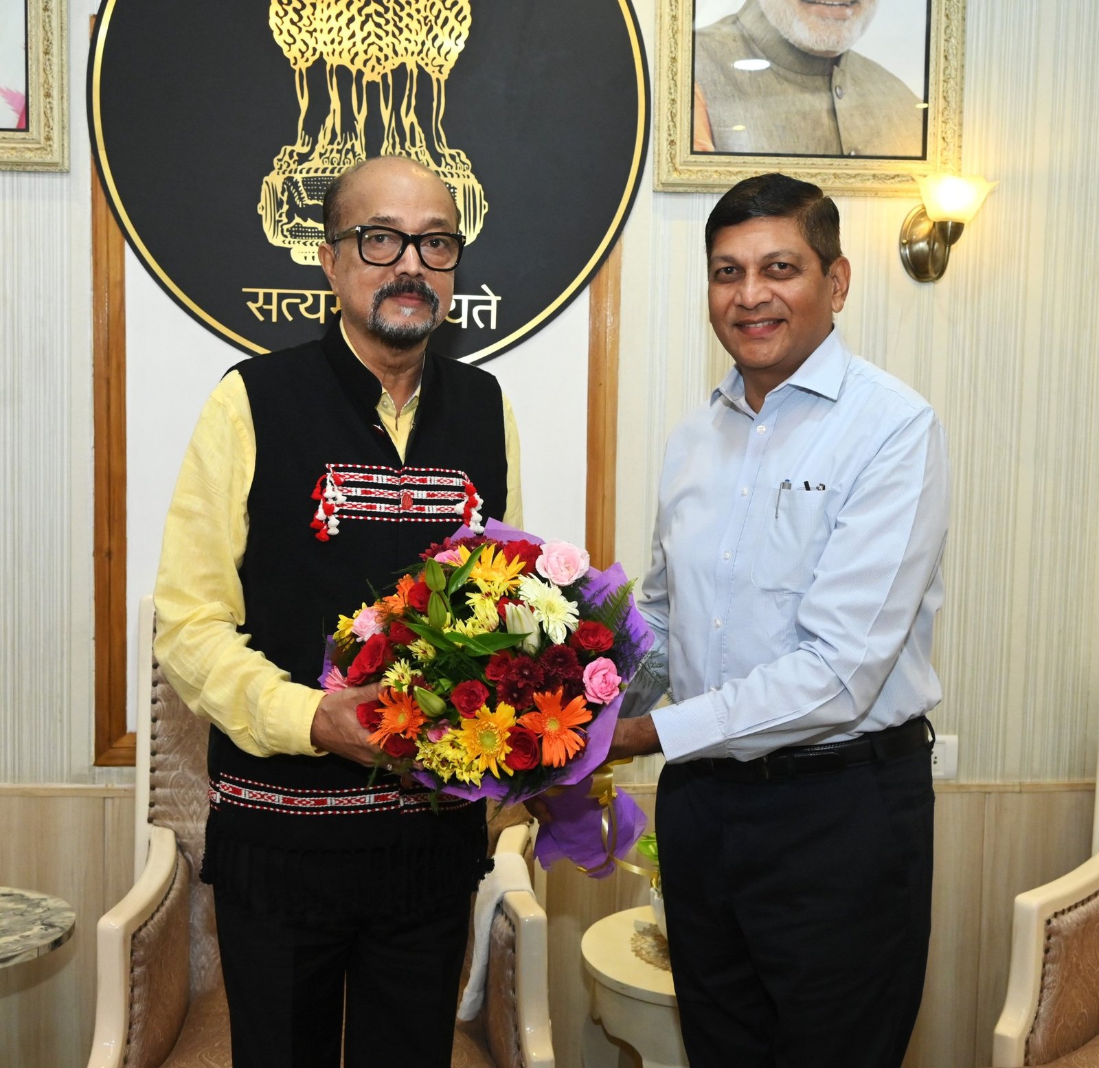 सेवानिवृत्त हुए मुख्य सचिव अमिताभ जैन, राज्यपाल रमेन डेका ने राजभवन में दी शुभकामनाएं सेवानिवृत्त हुए मुख्य सचिव अमिताभ जैन, राज्यपाल रमेन डेका ने राजभवन में दी शुभकामनाएं