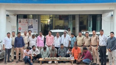 संयुक्त पुलिस टीम की कार्रवाई…14 जुआरियों से साढ़े तीन लाख रूपये बरामद..17 महंगी मोबाइल समेत पांच कार भी जब्त