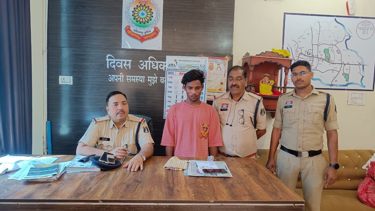 झपटमार को पुलिस ने धर दबोचा…एक लाख की चैन समेत महंगी मोबाइल बरामद…आरोपी न्यायालय के हवाले झपटमार को पुलिस ने धर दबोचा…एक लाख की चैन समेत महंगी मोबाइल बरामद…आरोपी न्यायालय के हवाले