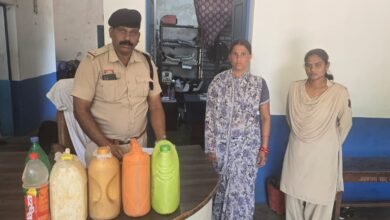 आपरेशन प्रहार..कोनी पुलिस ने बोला धावा…घेराबन्दी कर महिला को किया गिरफ्तार…बाड़ी से भारी मात्रा में शराब बरामद