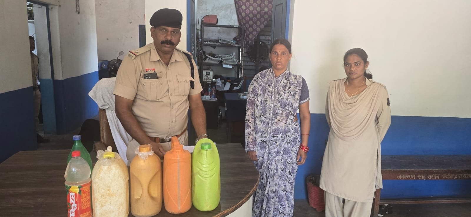 आपरेशन प्रहार..कोनी पुलिस ने बोला धावा…घेराबन्दी कर महिला को किया गिरफ्तार…बाड़ी से भारी मात्रा में शराब बरामद