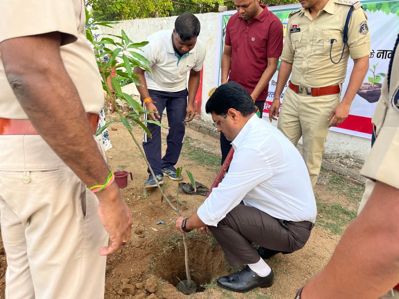 सिर्फ लगाने ही नहीं पौधों को पालना भी होगा..बोले एसएसपी रजनेश…थाना परिसर में लगाएं पौधा..वाट्सअप में करें अपलोड सिर्फ लगाने ही नहीं पौधों को पालना भी होगा..बोले एसएसपी रजनेश…थाना परिसर में लगाएं पौधा..वाट्सअप में करें अपलोड