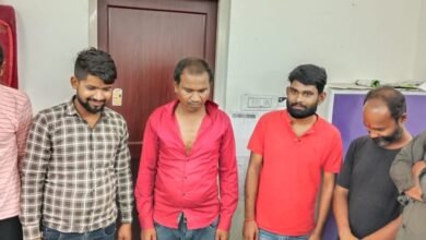 सड़क किनारे जुआरियों ने जमाया फड़…पहुंच गयी पुलिस..आधा दर्जन जुआरी गिरफ्तार…कुछ भागने में कामयाब
