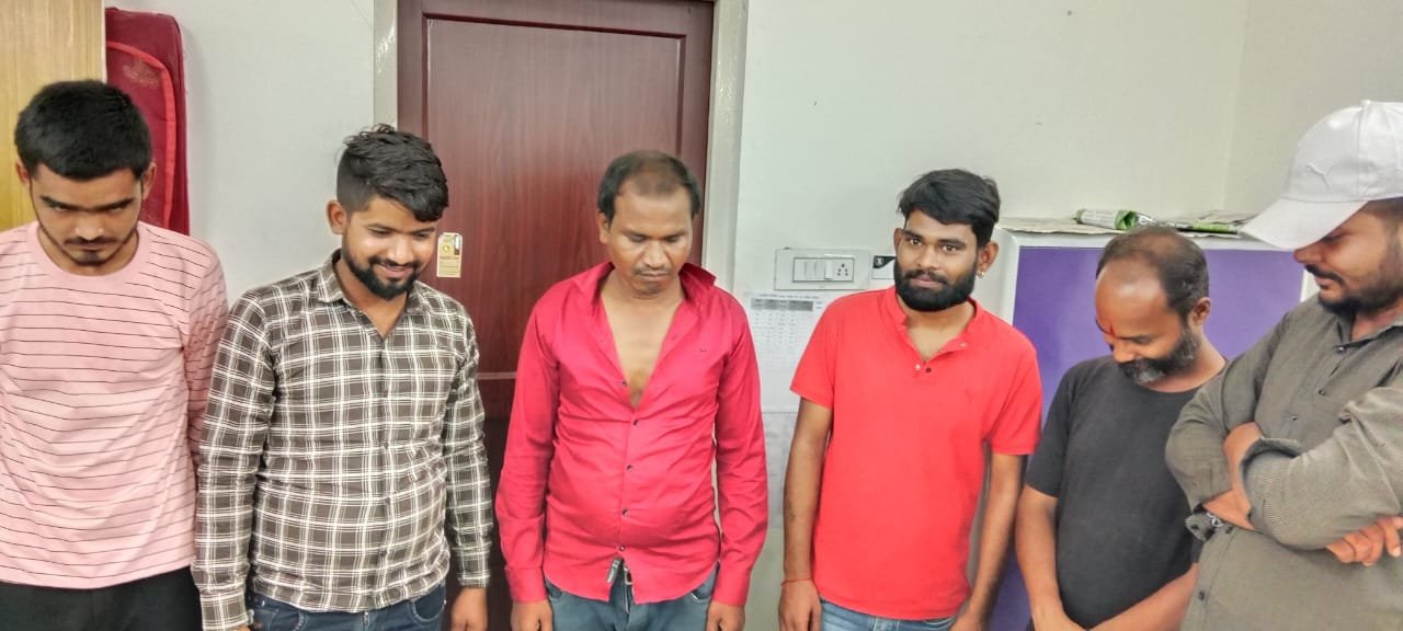 सड़क किनारे जुआरियों ने जमाया फड़…पहुंच गयी पुलिस..आधा दर्जन जुआरी गिरफ्तार…कुछ भागने में कामयाब