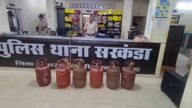 गैस सिलेन्डर रिफिलिंग करते दो गिरफ्तार…पुलिस की रेड कार्रवाई, 6 सिलेन्डर बरामद..दोनों के खिलाफ सख्त कार्रवाई
