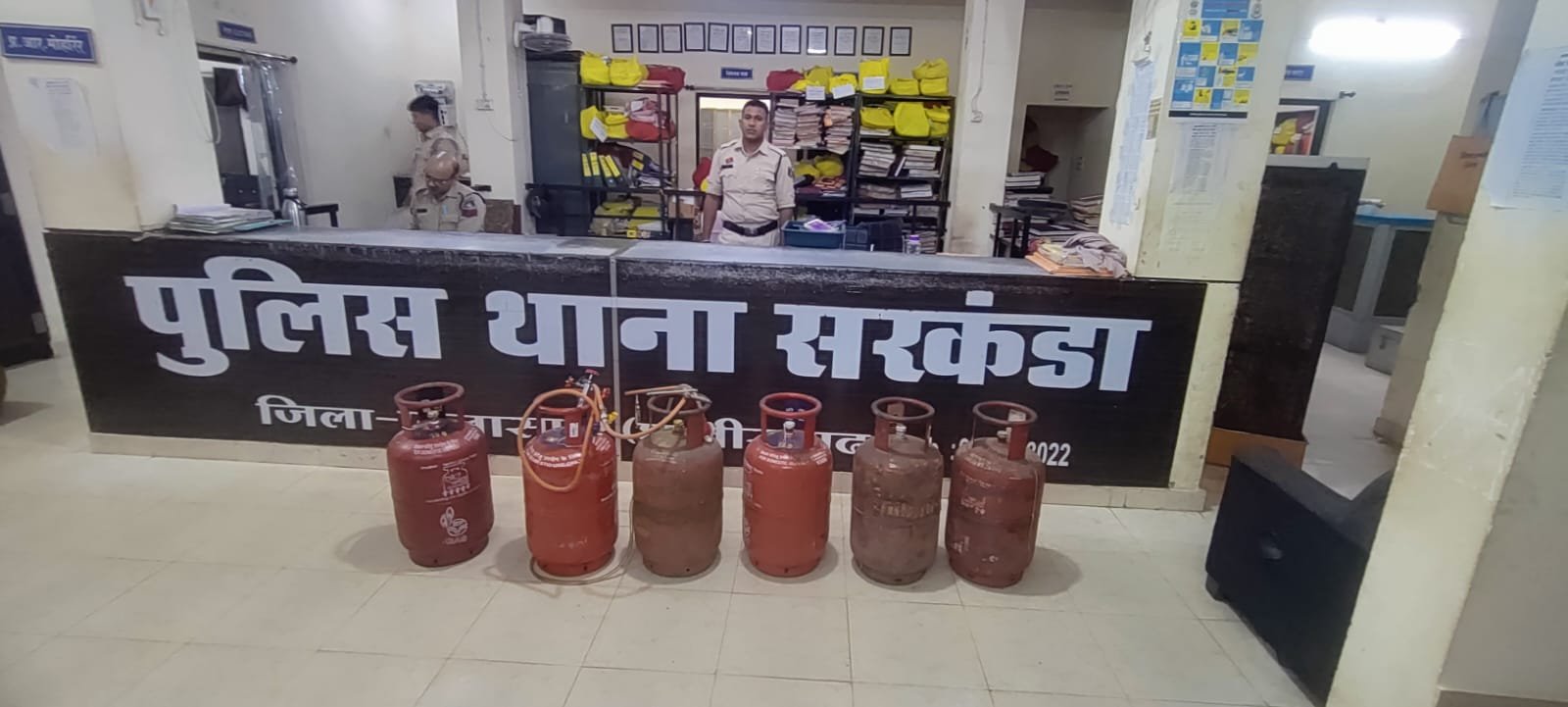 गैस सिलेन्डर रिफिलिंग करते दो गिरफ्तार…पुलिस की रेड कार्रवाई, 6 सिलेन्डर बरामद..दोनों के खिलाफ सख्त कार्रवाई गैस सिलेन्डर रिफिलिंग करते दो गिरफ्तार…पुलिस की रेड कार्रवाई, 6 सिलेन्डर बरामद..दोनों के खिलाफ सख्त कार्रवाई