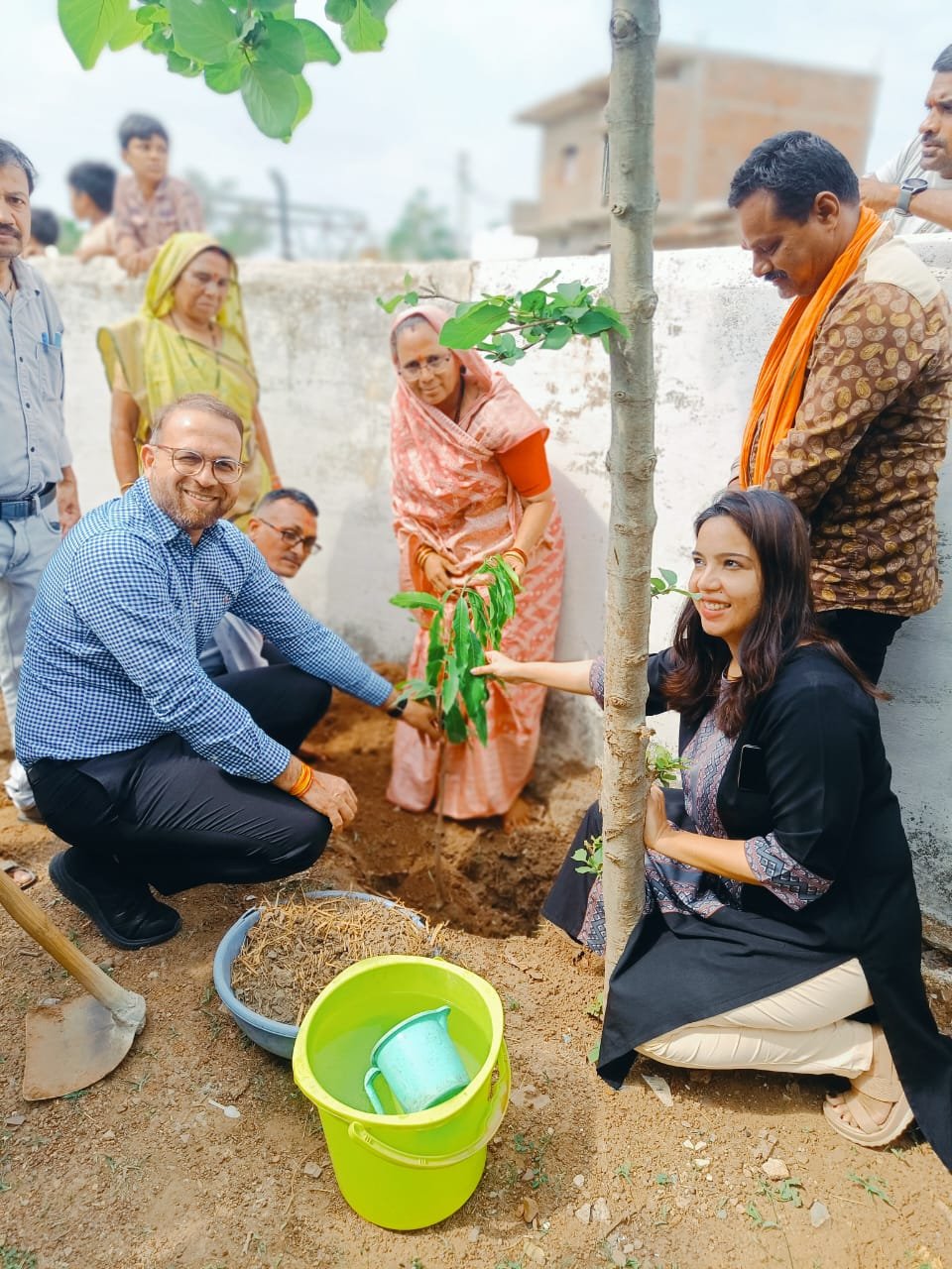 कलेक्टर ग्राम अचानकपुर भाटापारा में जल संरक्षण कार्यक्रम नीर और नारी कलश जल यात्रा कार्यक्रम में हुए शामिल