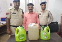 पुलिस छापा में करीब 20 लीटर कच्ची बरामद…पुलिस ने किया आरोपी को गिरफ्तार..पूछताछ के बाद किया जेल रवाना