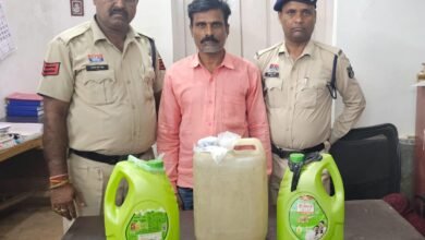 पुलिस छापा में करीब 20 लीटर कच्ची बरामद…पुलिस ने किया आरोपी को गिरफ्तार..पूछताछ के बाद किया जेल रवाना