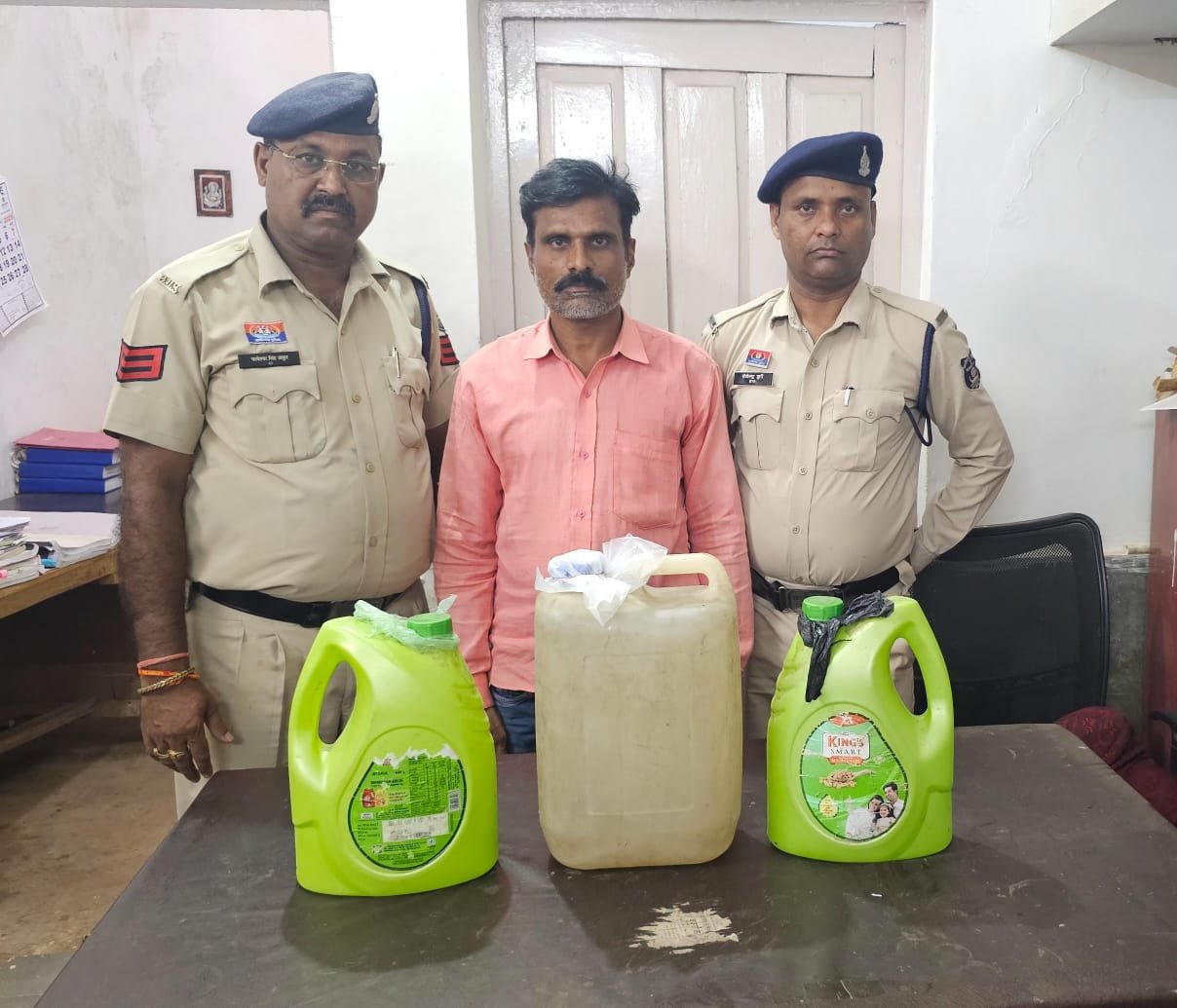 पुलिस छापा में करीब 20 लीटर कच्ची बरामद…पुलिस ने किया आरोपी को गिरफ्तार..पूछताछ के बाद किया जेल रवाना पुलिस छापा में करीब 20 लीटर कच्ची बरामद…पुलिस ने किया आरोपी को गिरफ्तार..पूछताछ के बाद किया जेल रवाना