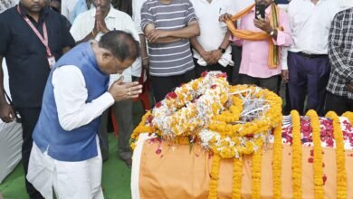 मुख्यमंत्री साय ने शहीद एएसपी आकाश राव गिरपुंजे के निवास पहुंचकर दी श्रद्धांजलि