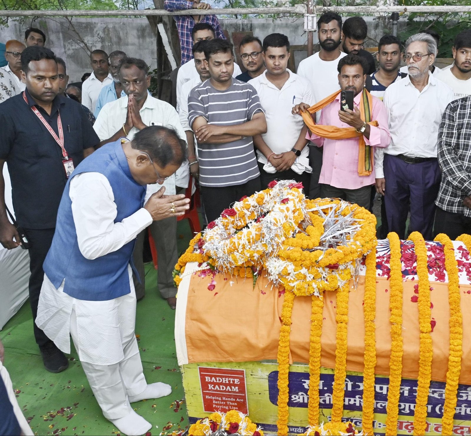 मुख्यमंत्री साय ने शहीद एएसपी आकाश राव गिरपुंजे के निवास पहुंचकर दी श्रद्धांजलि