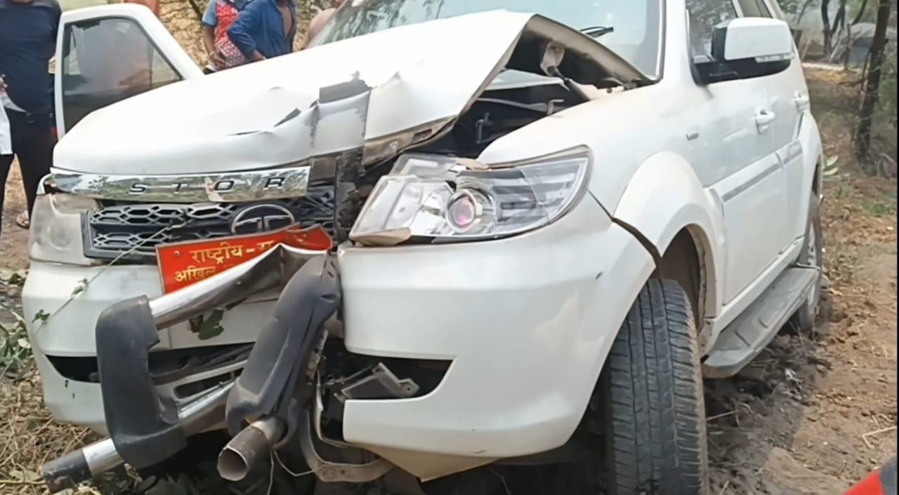 बेकाबू सफारी ने बिजली के खंभे को ठोका, नाबालिग चला रहा था ‘बिना नंबर’ की गाड़ी!