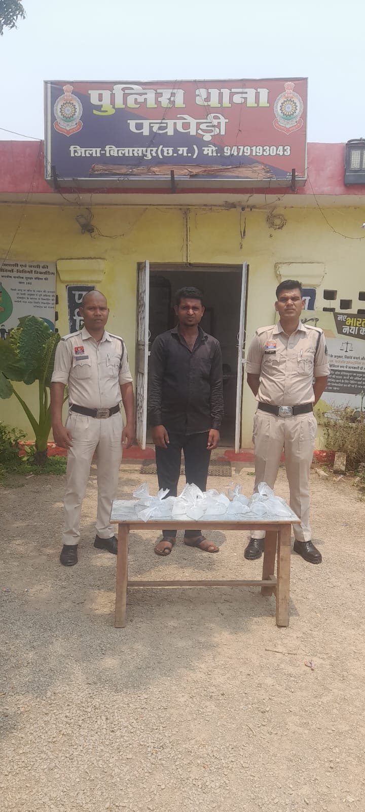 दो अलग अलग ठिकानों पर रेड कार्रवाई..कच्ची शराब बेचते आरोपी गिरफ्तार…पुलिस ने विधिवत प्रक्रिया के बाद भेजा जेल दो अलग अलग ठिकानों पर रेड कार्रवाई..कच्ची शराब बेचते आरोपी गिरफ्तार…पुलिस ने विधिवत प्रक्रिया के बाद भेजा जेल