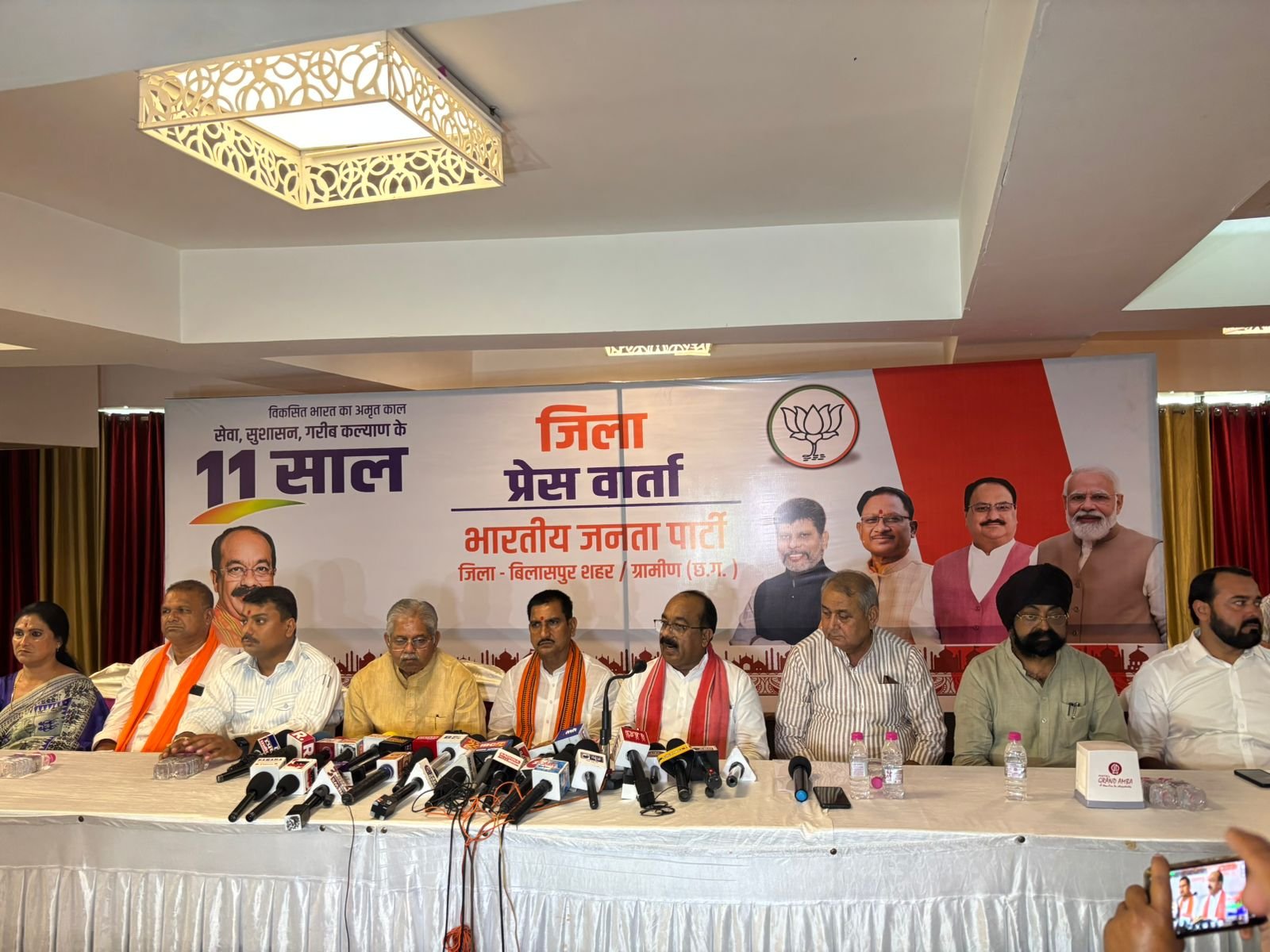उप मुख्यमंत्री की प्रेस वार्ता…पोस्टर से केन्द्रीय मंत्री गायब…सवाल से असहज साव ने बताया..पाकिस्तान को घुसकर मारा..शिक्षकों पर कही यह बात उप मुख्यमंत्री की प्रेस वार्ता…पोस्टर से केन्द्रीय मंत्री गायब…सवाल से असहज साव ने बताया..पाकिस्तान को घुसकर मारा..शिक्षकों पर कही यह बात