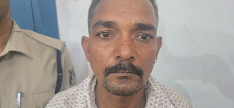 पुलिस कार्रवाई में 52 लीटर देशी शराब बरामद…आरोपी गिरफ्तार..पुलिस का दावा रेड कार्रवाई में अब तक 140 लीटर जब्त