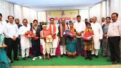केन्द्रीय मंत्री,उप मुख्यमंत्री ने लगाया तिलक..कराया मुंह मीठा…बचपन भी किया याद..कहा..विद्यार्थी जीवन में रखी जाती है जीवन की बुनियाद