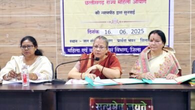 महिला आयोग ने बताया…पति ने सर्विस बुक में चढ़ाया बाहरी महिला का नाम…आरोपी ने फर्जी आरक्षक बनकर किया शादी