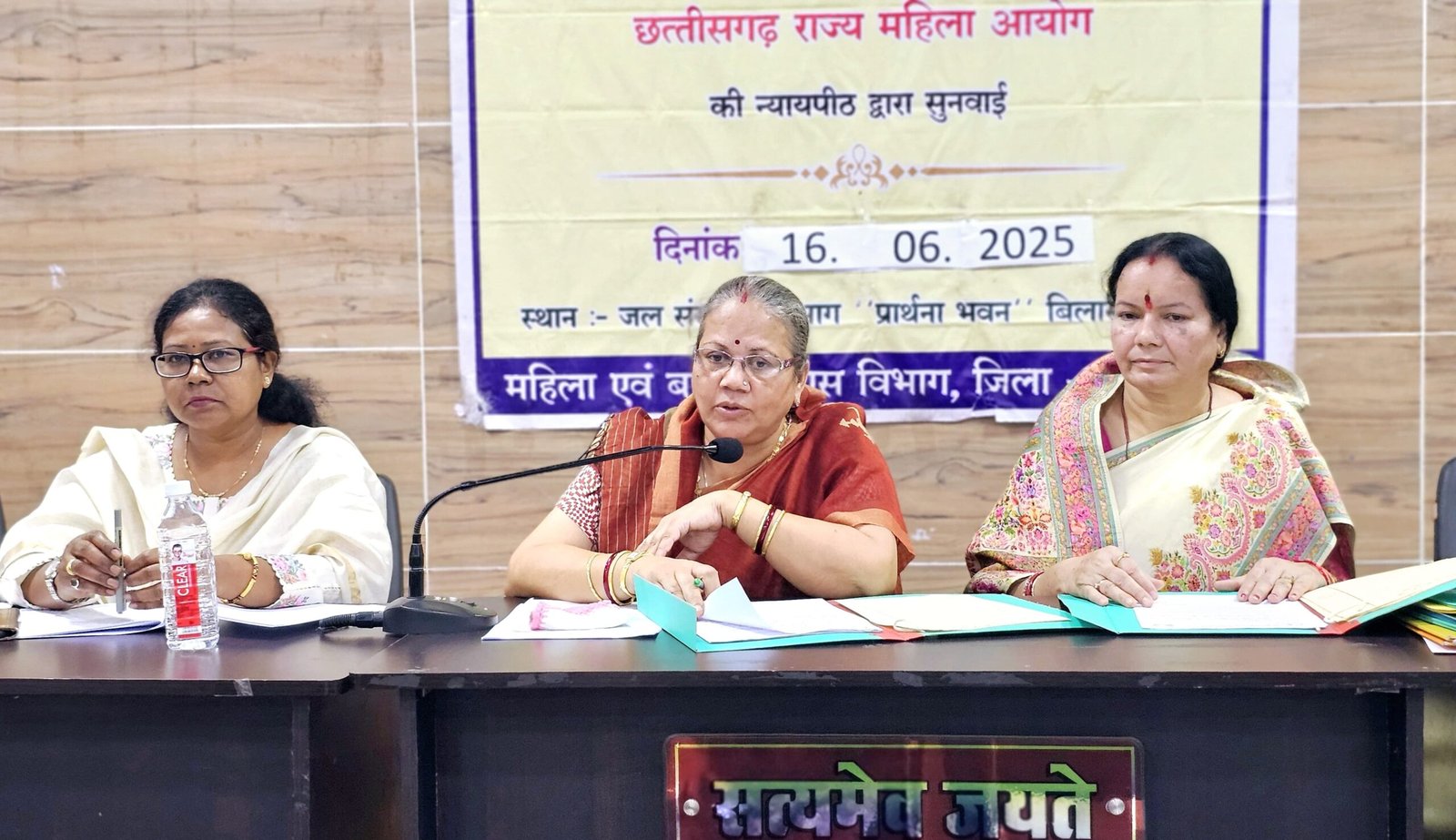 महिला आयोग ने बताया…पति ने सर्विस बुक में चढ़ाया बाहरी महिला का नाम…आरोपी ने फर्जी आरक्षक बनकर किया शादी