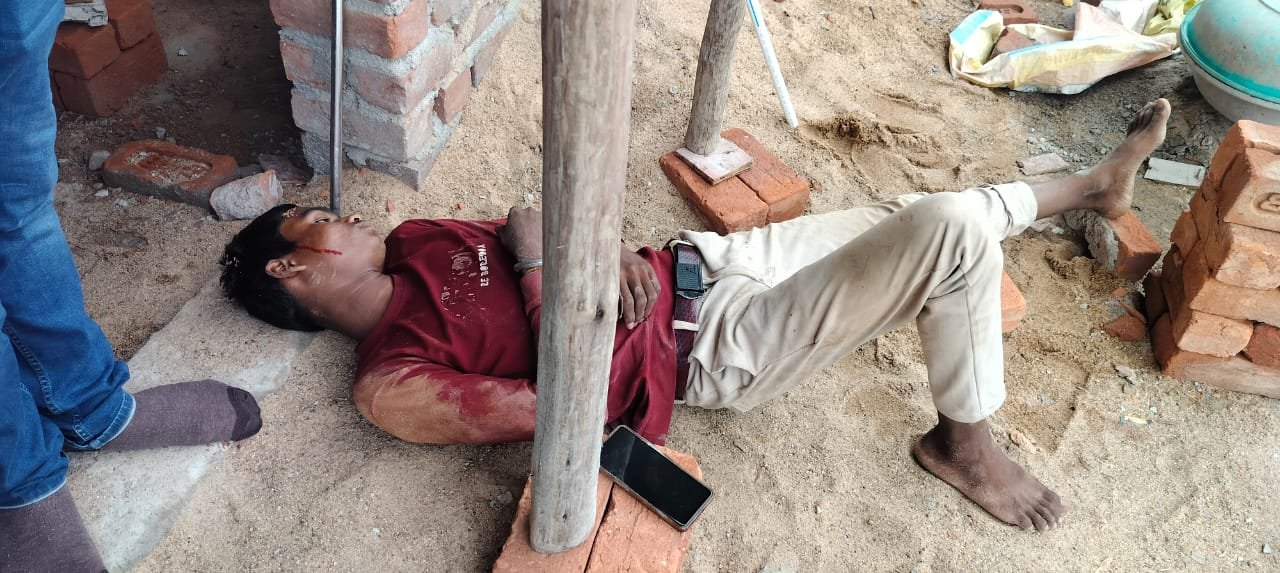 इंदू इमेजिका कालोनी में बड़ा हादसा…हाईटेंशन तार की चपेट में आने से दो मजदूरों की हालत गंभीर…112 ने कराया सिम्स में भर्ती इंदू इमेजिका कालोनी में बड़ा हादसा…हाईटेंशन तार की चपेट में आने से दो मजदूरों की हालत गंभीर…112 ने कराया सिम्स में भर्ती