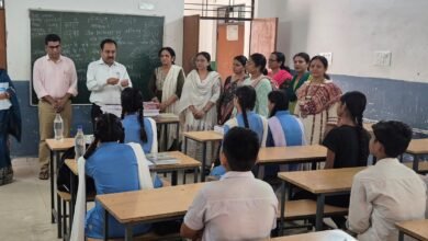 निरीक्षण के दौरान स्कूल में लटका मिला ताला…संस्था प्रमुख समेत आधा दर्जन शिक्षकों को नोटिस..वेतन काटने का फरमान