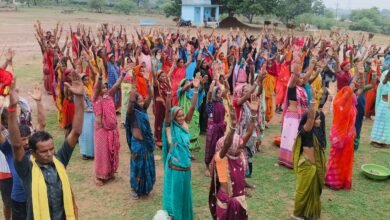 जब मनरेगा मजदूरों ने मनाया योग दिवस…जनप्रतिनिधियों के साथ सभी ने किया अभ्यास..ग्रामीणों ने की महिला सरपंच की तारीफ