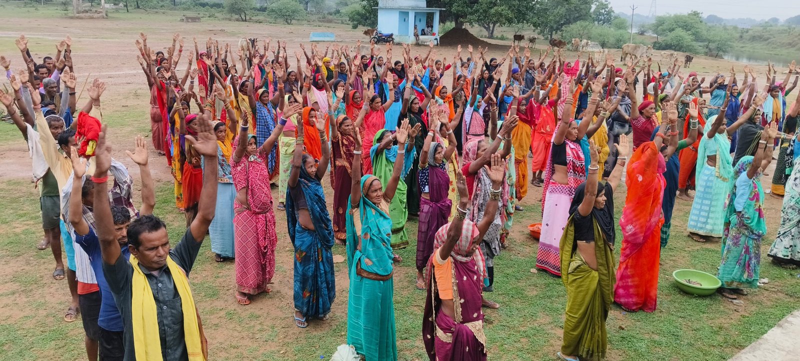 जब मनरेगा मजदूरों ने मनाया योग दिवस…जनप्रतिनिधियों के साथ सभी ने किया अभ्यास..ग्रामीणों ने की महिला सरपंच की तारीफ जब मनरेगा मजदूरों ने मनाया योग दिवस…जनप्रतिनिधियों के साथ सभी ने किया अभ्यास..ग्रामीणों ने की महिला सरपंच की तारीफ