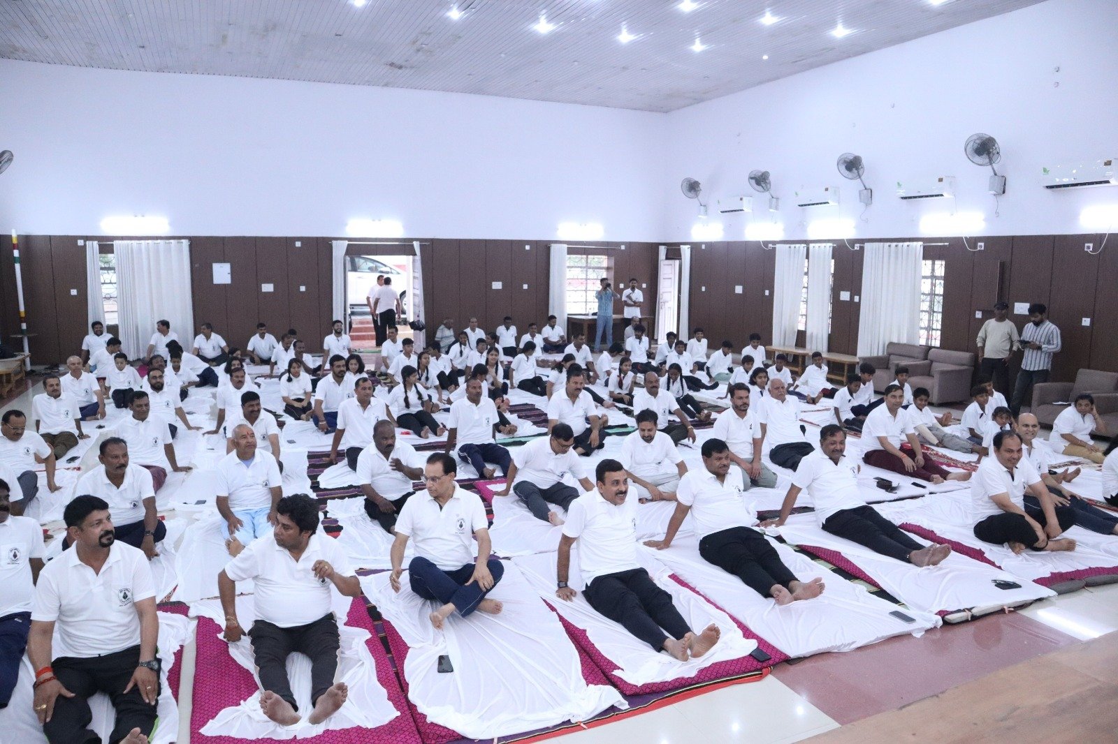 एसईसीएल ने किया योग संगम का आयोजन..16 हजार कर्मचारियों ने किया प्राणायाम..अतिथियों ने लगाया एक पौधा मां के नाम एसईसीएल ने किया योग संगम का आयोजन..16 हजार कर्मचारियों ने किया प्राणायाम..अतिथियों ने लगाया एक पौधा मां के नाम