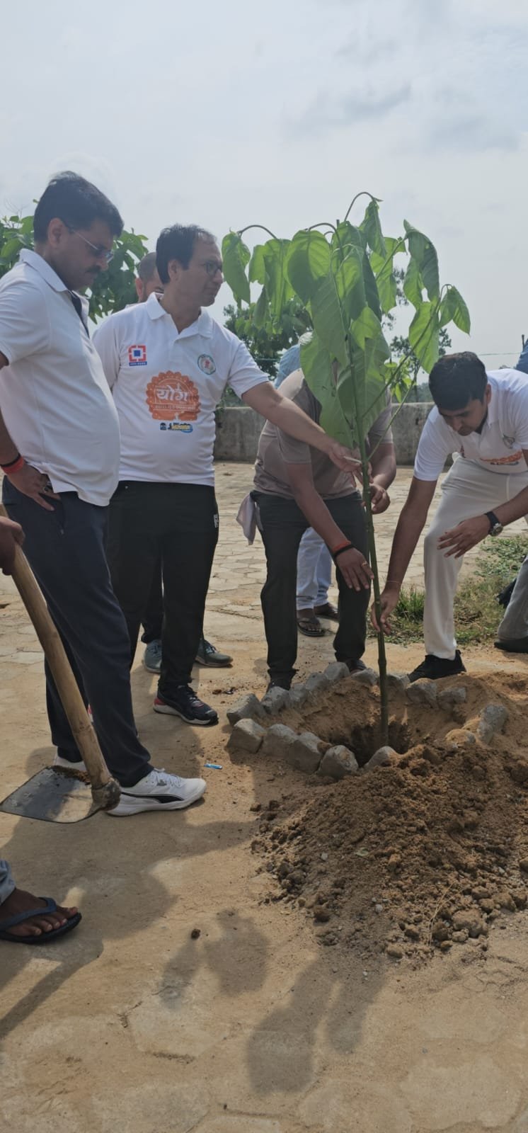 कलेक्टर ने मांगा सहयोग….जनता ने बनाया श्रमदान का रिकार्ड..एक ही दिन में 23 हजार से अधिक साकपिट तैयार कलेक्टर ने मांगा सहयोग….जनता ने बनाया श्रमदान का रिकार्ड..एक ही दिन में 23 हजार से अधिक साकपिट तैयार