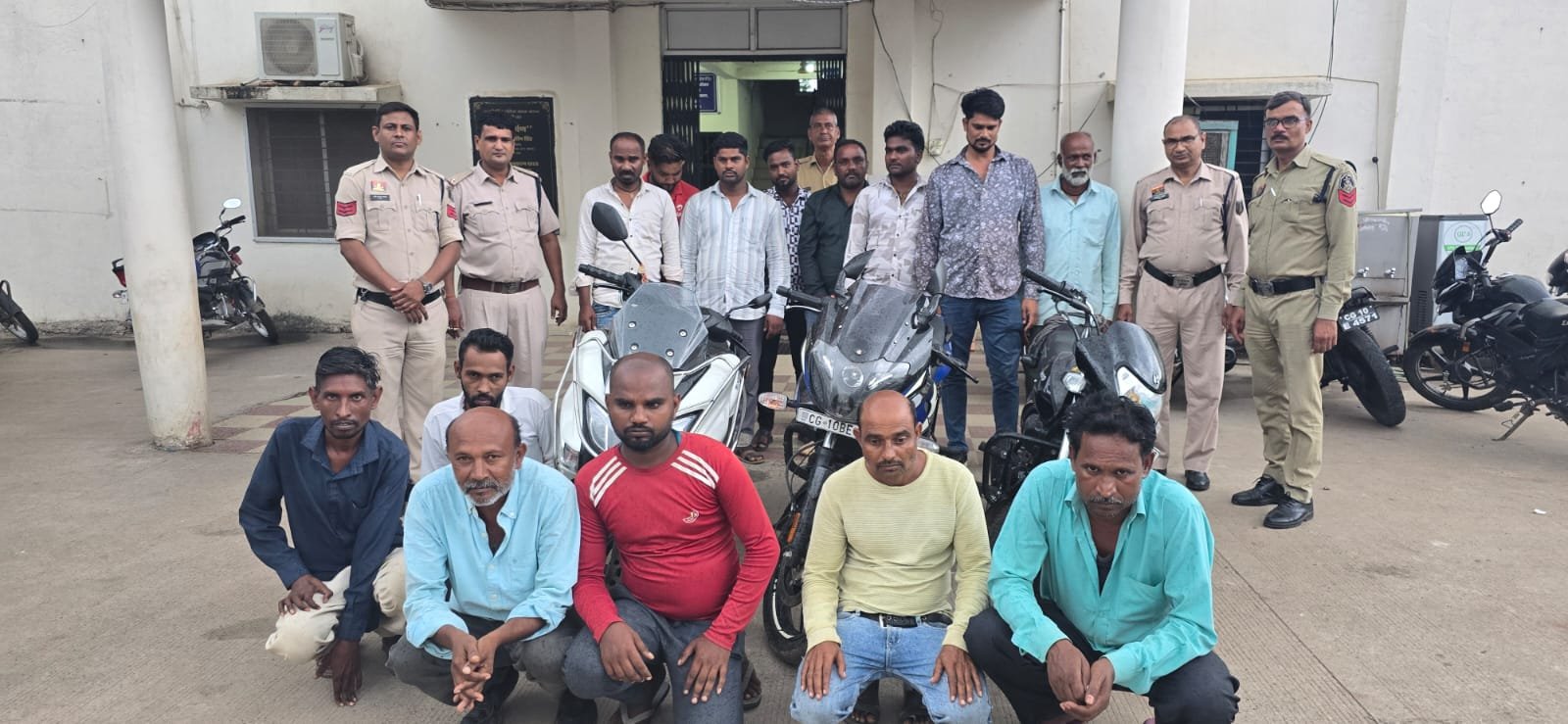 एक दर्जन से ज्यादा जुआरी गिरफ्तार..नगद समेत महंगी गाड़ियां बरामद…आरोपियों के खिलाफ जुआ एक्ट का अपराध दर्ज एक दर्जन से ज्यादा जुआरी गिरफ्तार..नगद समेत महंगी गाड़ियां बरामद…आरोपियों के खिलाफ जुआ एक्ट का अपराध दर्ज