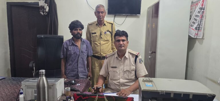 खिड़की के रास्ते घर में घुसा मंजनू…आरोपी ने किया पी़ड़िता से गंदा प्रयास….मोबाइल की रोशनी मे हुई आरोपी की पहचान