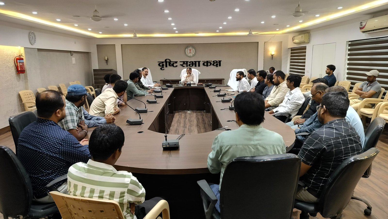 अवैध निर्माण होने पर आर्किटेक्ट भी होंगे जिम्मेदार,शहर के आर्किटेक्ट की निगम कमिश्नर ने ली बैठक अवैध निर्माण होने पर आर्किटेक्ट भी होंगे जिम्मेदार,शहर के आर्किटेक्ट की निगम कमिश्नर ने ली बैठक