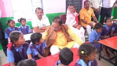 मुख्यमंत्री ने तीसरी कक्षा की छात्रा डॉली गुप्ता को दुलारते हुए कहा पढ़ाई अच्छा से करना है ना मोबाइल ज्यादा नहीं देखना