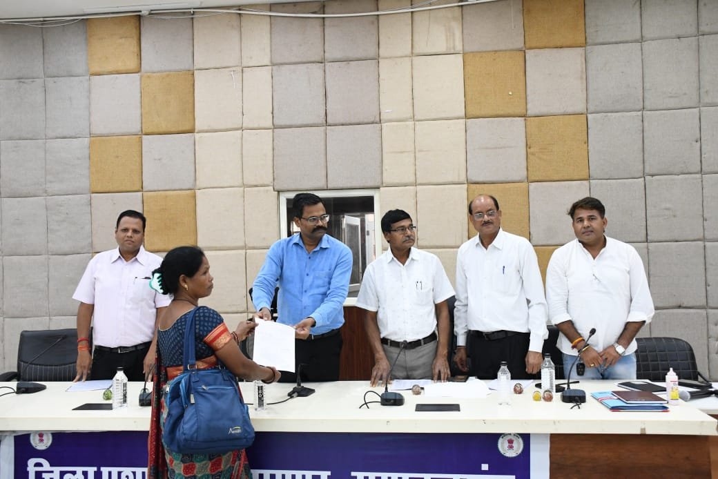 Yuktyuktikaran News- कलेक्टर ने युक्तियुक्तकरण अंतर्गत काउंसलिंग प्रक्रिया का किया अवलोकन Yuktyuktikaran News- कलेक्टर ने युक्तियुक्तकरण अंतर्गत काउंसलिंग प्रक्रिया का किया अवलोकन